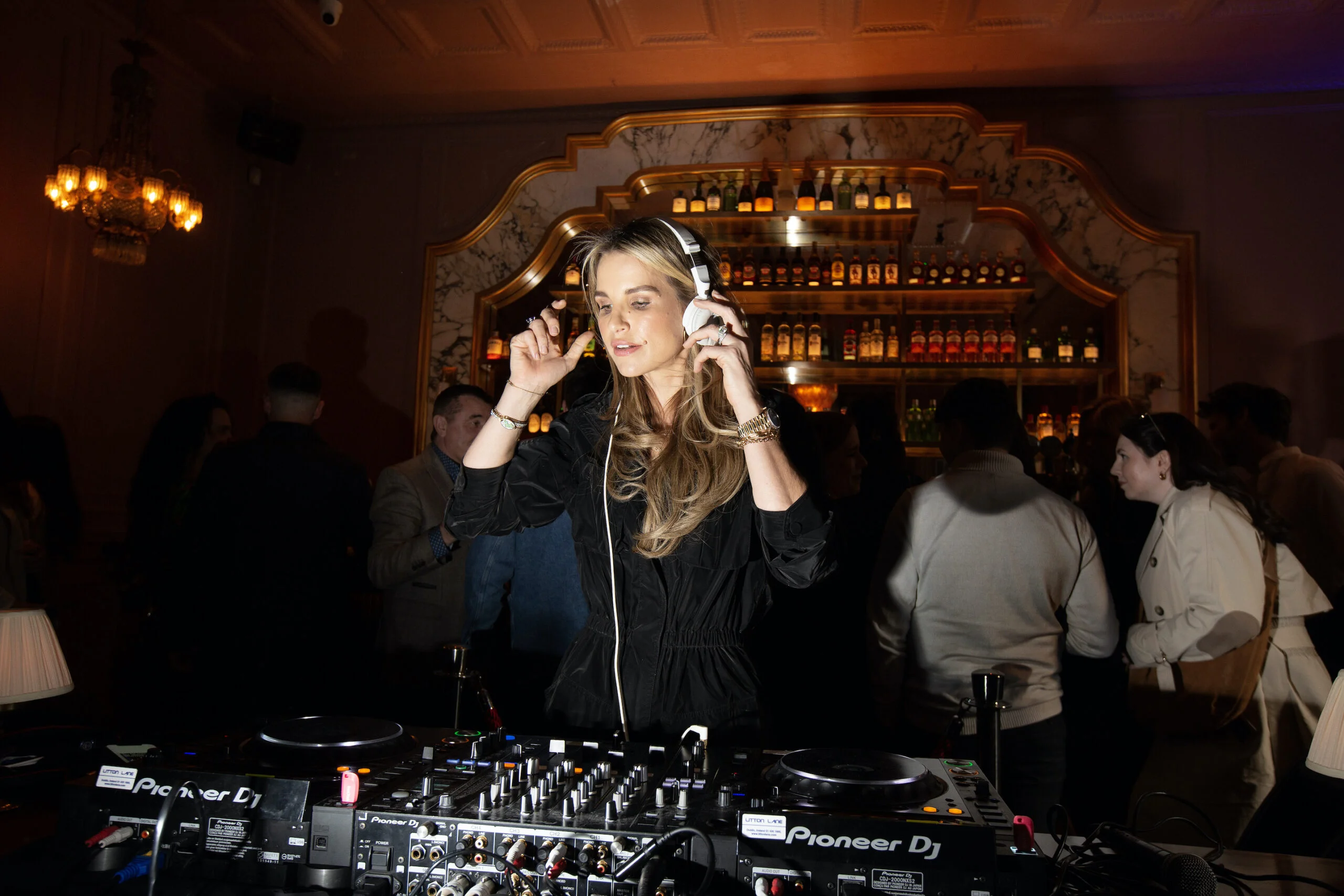 2. Vogue Williams DJ scaled 1